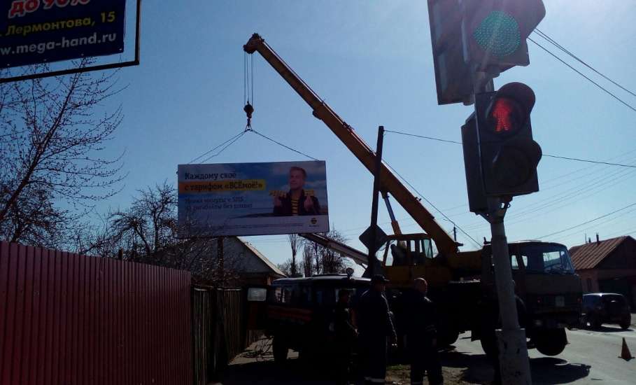 В Ельце под контролем прокуратуры производится демонтаж самовольных рекламных конструкций