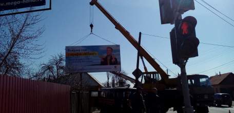 В Ельце под контролем прокуратуры производится демонтаж самовольных рекламных конструкций