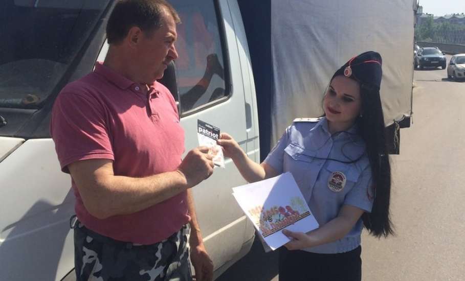 Сотрудники ОГИБДД ОМВД России по городу Ельцу поздравили водителей с наступающим праздником Днём Великой Победы