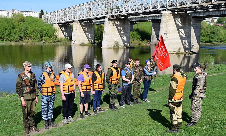 Молодежь Ельца отправилась в водный поход с копией знамени Победы по Быстрой Сосне