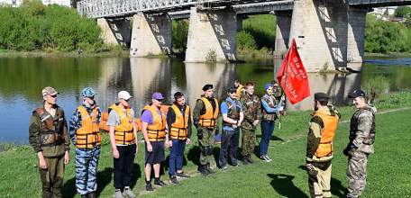 Молодежь Ельца отправилась в водный поход с копией знамени Победы по Быстрой Сосне