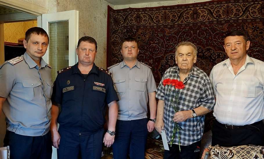 Руководители исправительной колонии №3 города Ельца поздравили ветеранов Великой Отечественной войны с Днём Победы