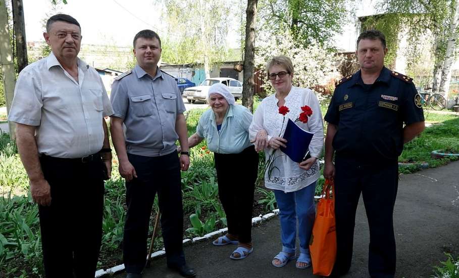 Руководители исправительной колонии №3 города Ельца поздравили ветеранов Великой Отечественной войны с Днём Победы