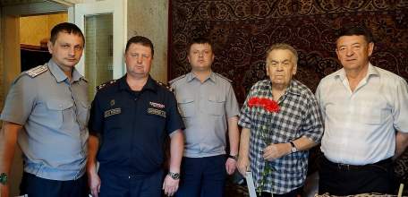 Руководители исправительной колонии №3 города Ельца поздравили ветеранов Великой Отечественной войны с Днём Победы