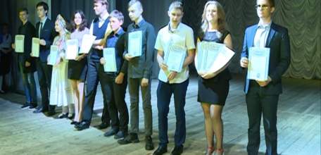 На сцене ГДК чествовали победителей и призёров Всероссийской олимпиады школьников из школы №10