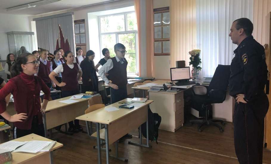 В рамках общероссийской акции «Зарядка со стражем порядка» сотрудники елецкой полиции провели утреннюю разминку для учащихся лицея №5