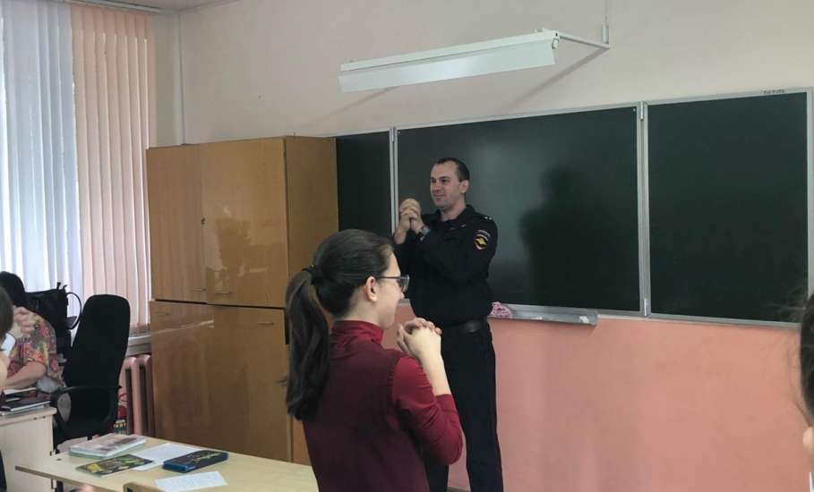 В рамках общероссийской акции «Зарядка со стражем порядка» сотрудники елецкой полиции провели утреннюю разминку для учащихся лицея №5