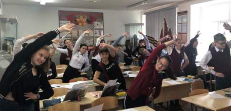 В рамках общероссийской акции «Зарядка со стражем порядка» сотрудники елецкой полиции провели утреннюю разминку для учащихся лицея №5