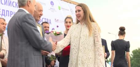 Генеральный директор фабрики «Елецкие кружева» Мария Карлина стала «Королевой малого бизнеса - 2017»