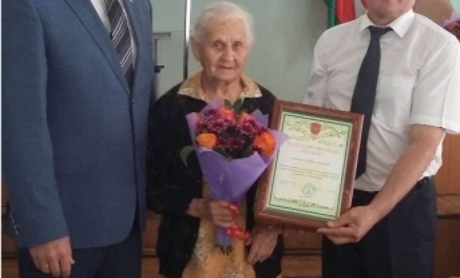 Глава города Ельца и председатель Совета депутатов вручили благодарности ветеранам архивной службы города