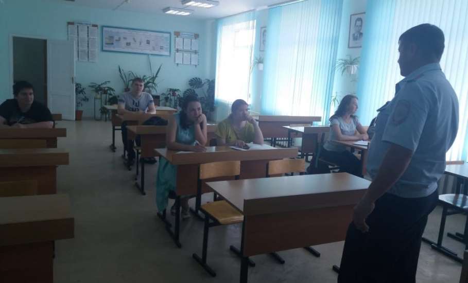 Сотрудники ОМВД России по городу Ельцу рассказали учащимся лицея сферы бытовых услуг о правилах безопасного интернета