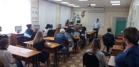 Сотрудники ОМВД России по городу Ельцу рассказали учащимся лицея сферы бытовых услуг о правилах безопасного интернета