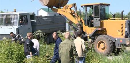 В «чистый четверг» в Ельце продолжились работы по благоустройству