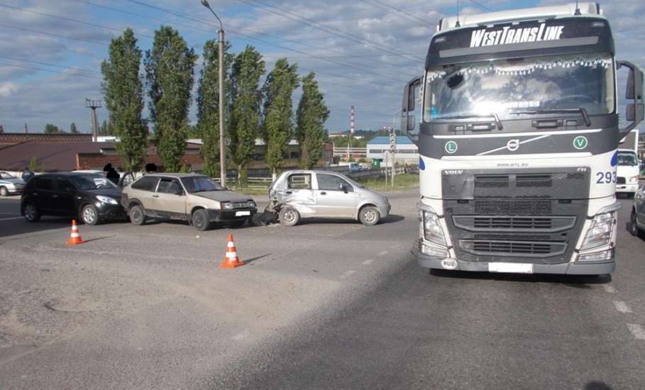 31 мая в Ельце на автодороге «Дон» столкнулись грузовик Вольво и Дэу-Матиз
