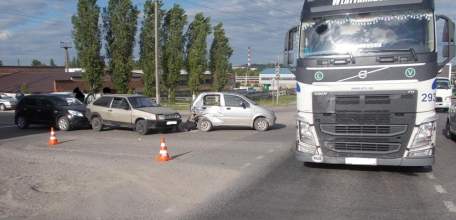 31 мая в Ельце на автодороге &laquo;Дон&raquo; столкнулись грузовик Вольво и Дэу-Матиз