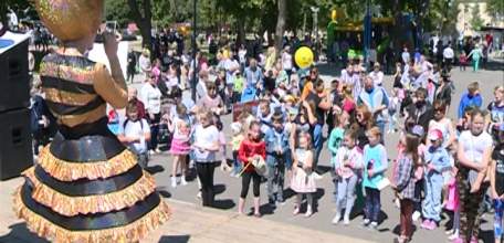 Праздничное агентство «Гудвин» совместно с ЕЛЕЦ ТВ подарили юным ельчанам незабываемый праздник