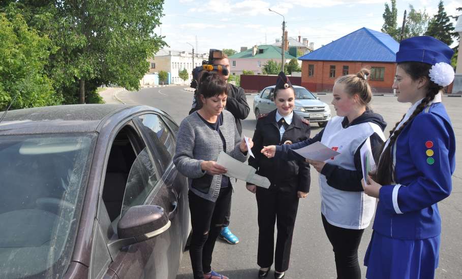 Елецкая госавтоинспекция и общественная организация «Молодая гвардия» провели акцию «Вежливый водитель»