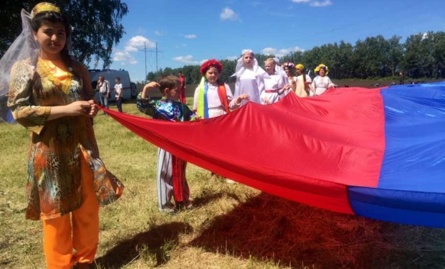 В День России в Елецком районе прошёл областной фестиваль " В семье единой"