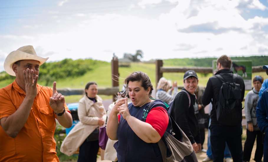 В рамках проекта «Руки помощи» состоялась экскурсия для слабослышащих и глухих ельчан в сафари-парк «Кудыкина гора»