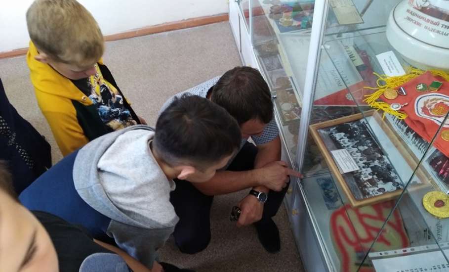 Отделение психолого-педагогической помощи семье ОБУ «ЦСЗН по Елецкому району» провело экскурсию в музей спорта для детей