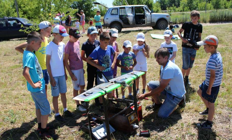 В Елецком районе прошли показательные выступления авиамоделистов на радиоуправляемых самолётах «Открытое небо»