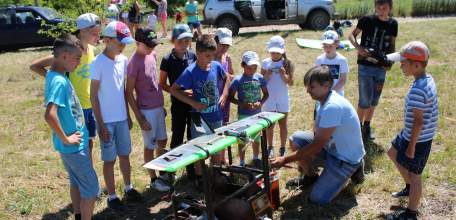 В Елецком районе прошли показательные выступления авиамоделистов на радиоуправляемых самолётах «Открытое небо»