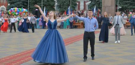В Ельце на площади Ленина состоялся выпускной бал 2018 года