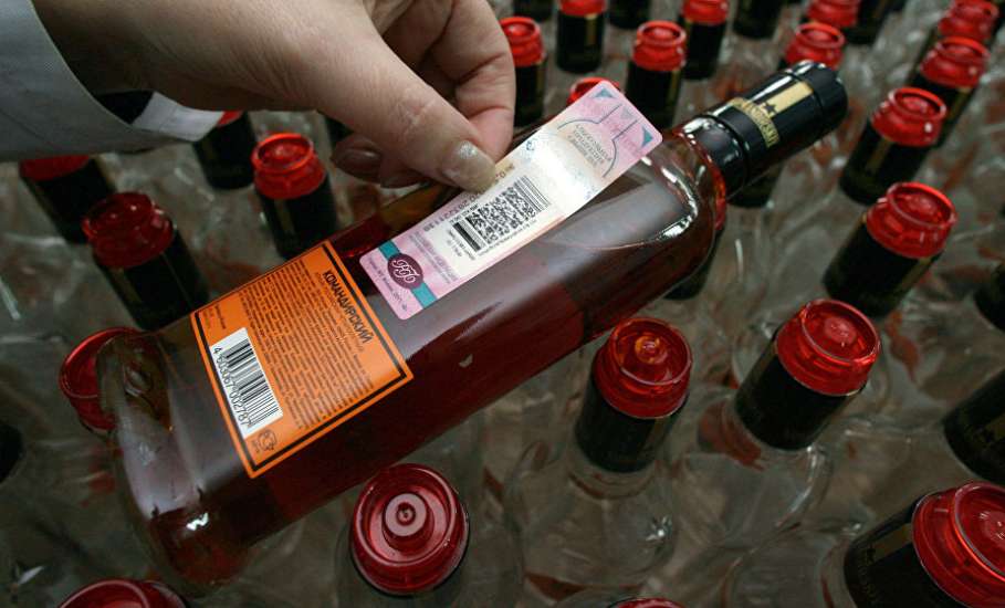 Уголовное дело по факту незаконного хранения и сбыта в крупном размере фальсифицированной алкогольной продукции направлено в суд