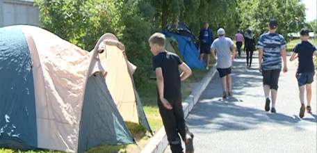 Кадеты школы №1 отдыхают в палаточном лагере на школьном дворе