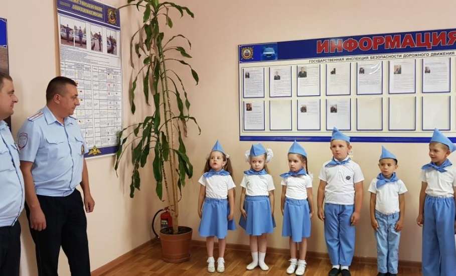 Сотрудников ГИБДД с профессиональным праздником поздравили воспитанники детского сада №4