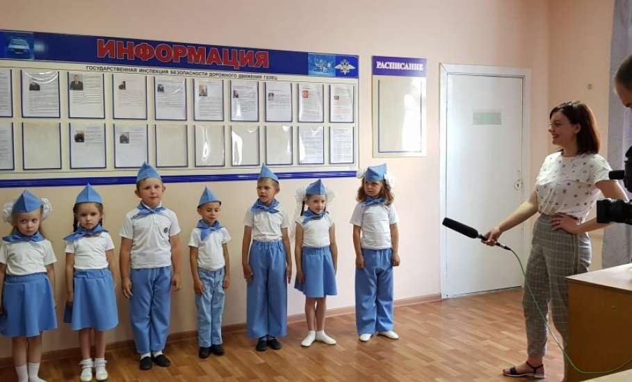 Сотрудников ГИБДД с профессиональным праздником поздравили воспитанники детского сада №4