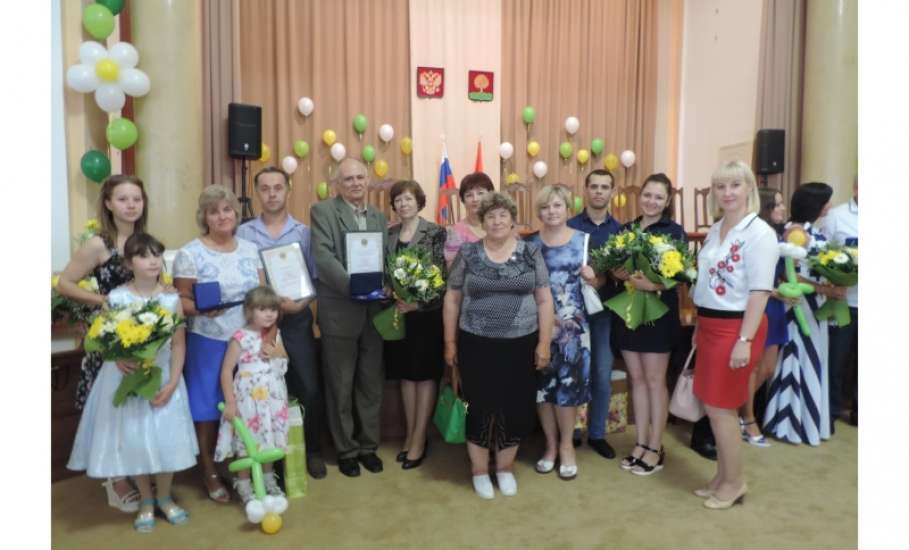 Четыре семьи из Ельца награждены медалью «За любовь и верность»
