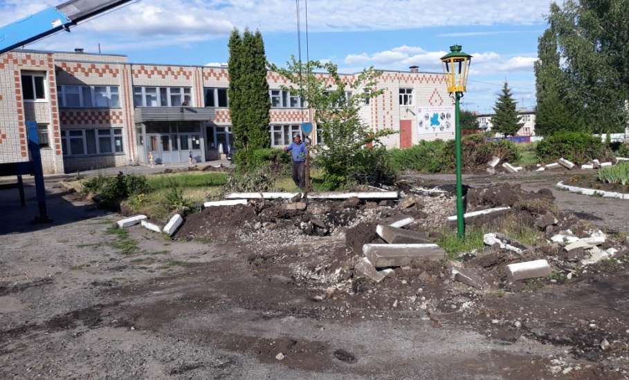 В Елецком районе строится красивая центральная площадь с фонтанами