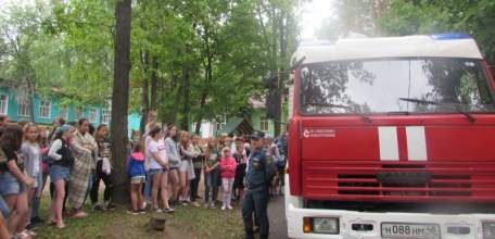 В детском лагере «Белая березка» прошла встреча детей с пожарными