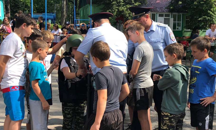 Сотрудники ОМВД России по городу Ельцу продолжают профилактическую работу с несовершеннолетними