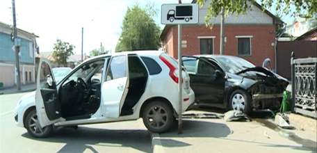 В Ельце на улице Горького столкнулись Рено и Лада-Калина