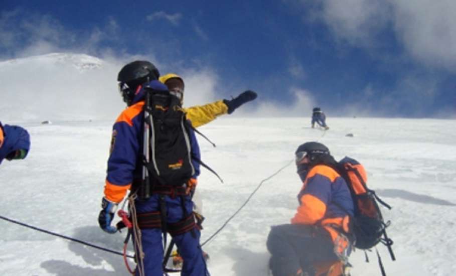 Спасатели эвакуировали ельчанку с горы Эльбрус
