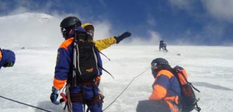 Спасатели эвакуировали ельчанку с горы Эльбрус