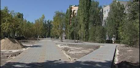 В Ельце интенсивно реконструируется сквер им. Анатолия Харченко и уже обрел черты новый сквер в микрорайоне Александровский