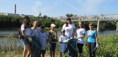 Добровольцы Ельца убрали набережную реки Б.Сосна