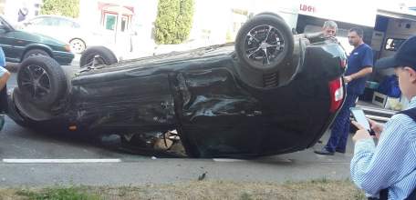 На улице Орджоникидзе &laquo;Лада Калина&raquo; перевернулась на крышу