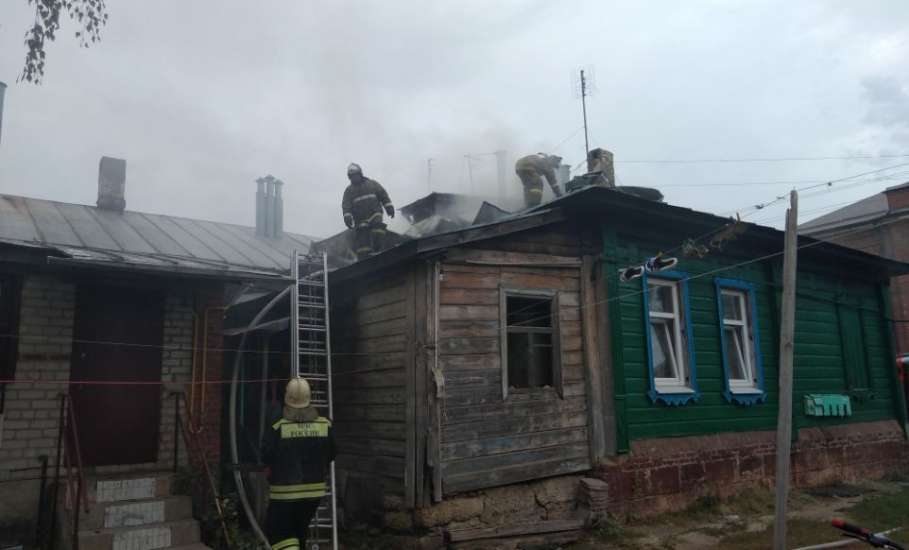 На улице Коммунаров в доме №13 произошло загорание чердачного помещения