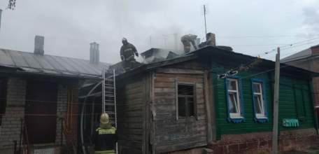 На улице Коммунаров в доме №13 произошло загорание чердачного помещения